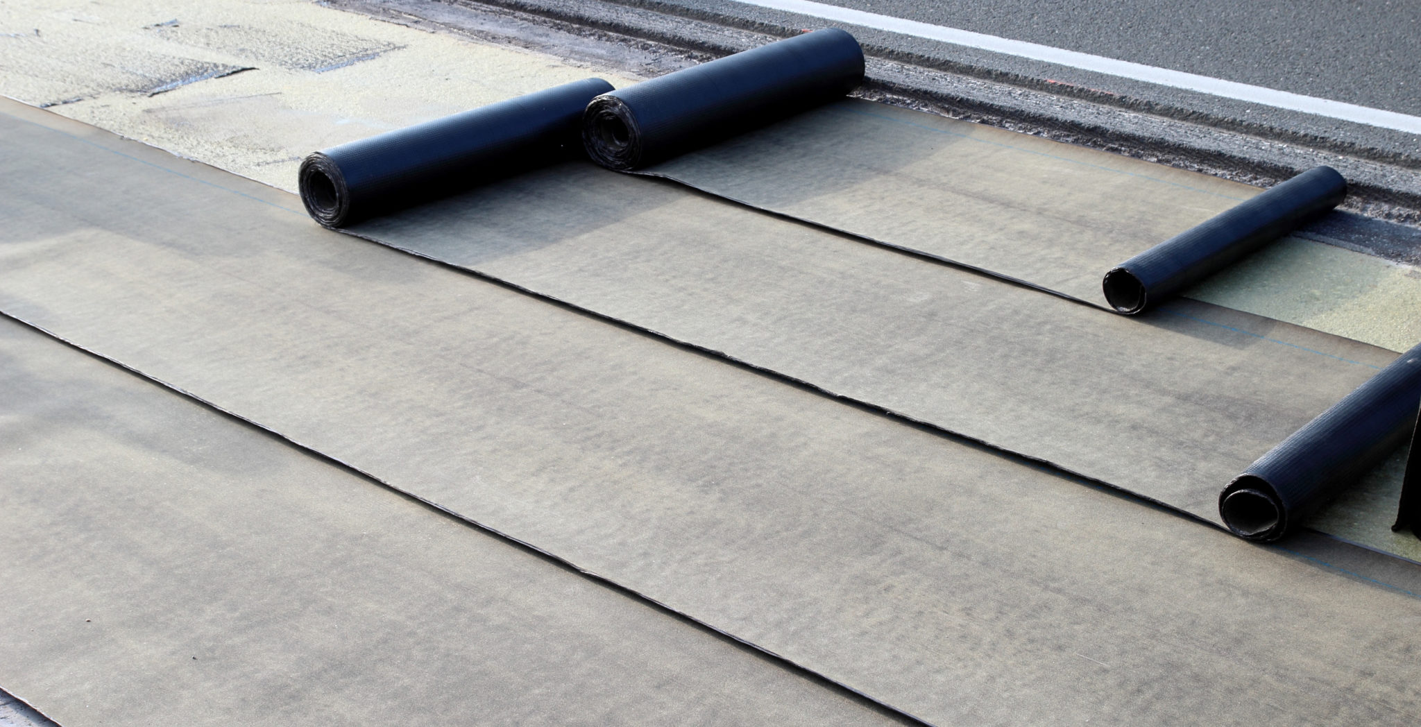 Flat roofing membrane installation
